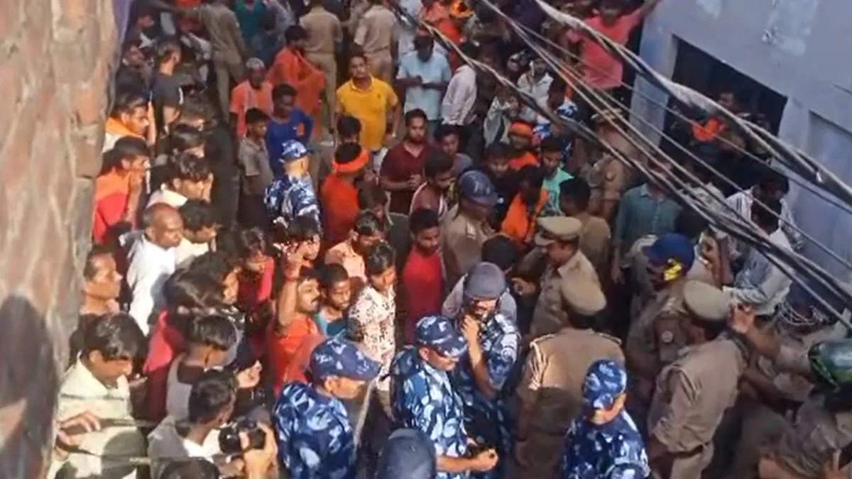 मस्जिद के सामने से निकल रही थी यात्रा, विशेष समुदाय के लोगों ने कांवड़ियों पर किया पथराव