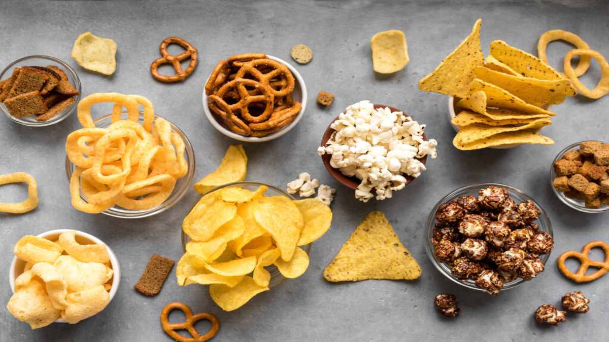 क्या आप भी अपने भोजन के बीच में स्नैक्स खाना पसंद करते हैं? जानिए इसको लेकर क्या कहते हैं शोधकर्ता