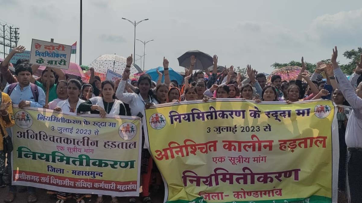 नियमितीकरण की मांग लेकर विधानसभा का घेराव करने निकले संविदाकर्मी, नारेबाजी के बीच पुलिस से हुई जमकर झूमा-झटकी