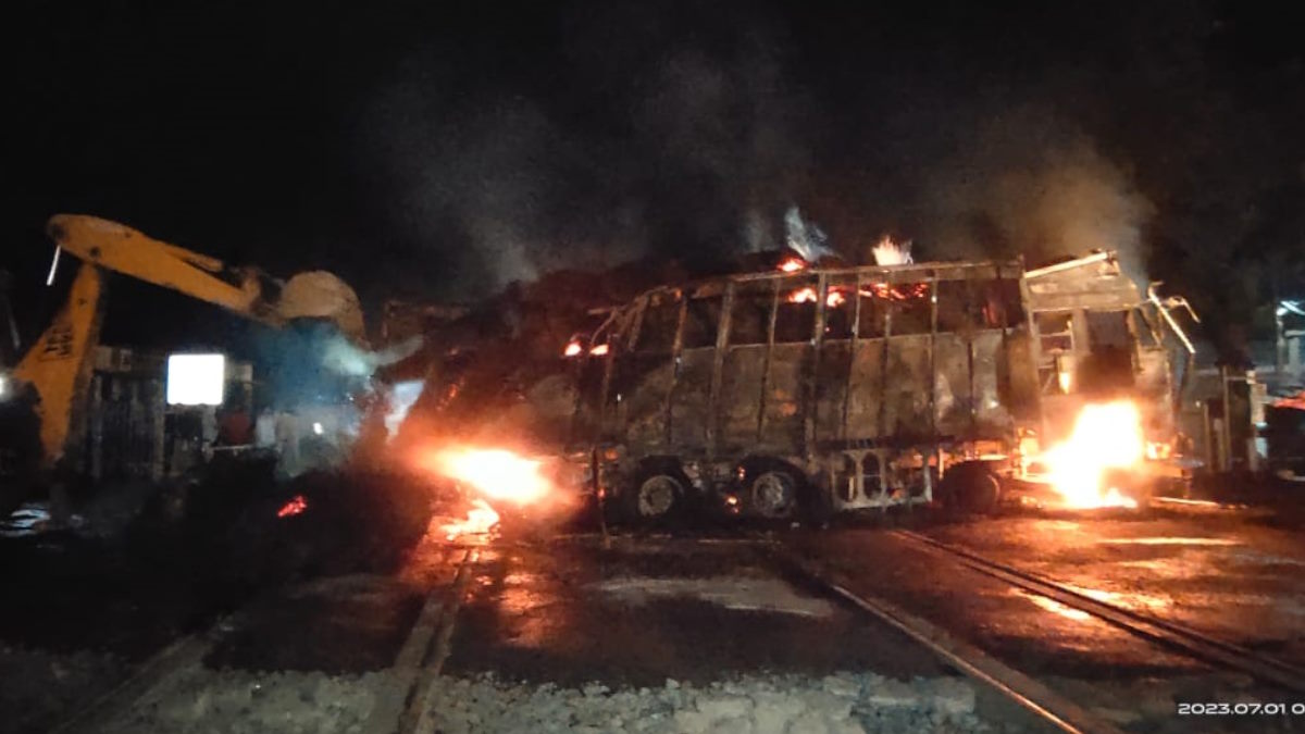 Burning Truck : रेलवे ट्रेक के बीचों-बीच धू-धू कर जलती रही ट्रक, जनशताब्दी और अहमदाबाद एक्सप्रेस के यात्री रातभर ट्रेन के चलने का करते रहे इंतजार…