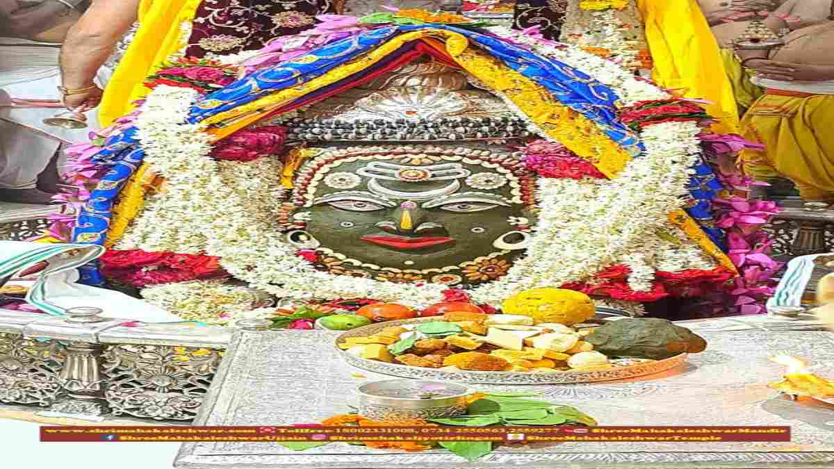 Mahakal Darshan Video: बाबा महाकाल का शिव रूपी श्रृंगार, भगवान को प्रसाद में चढ़ाए मिठाईयां और मेवे