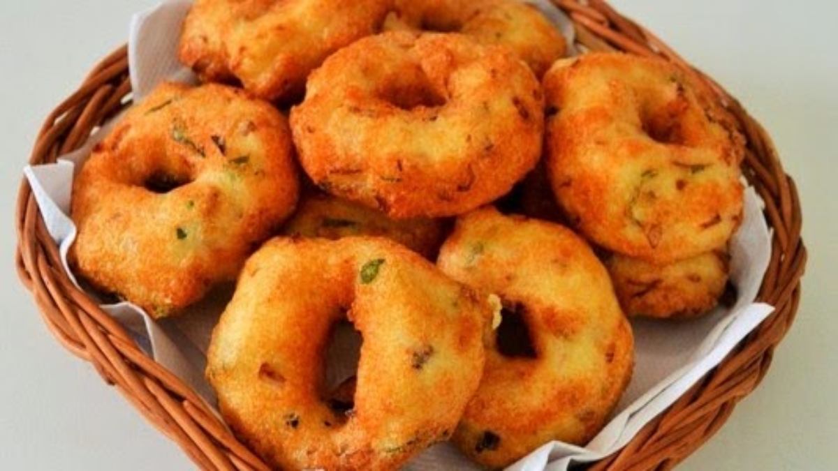 Today’s Recipe: क्या आपके बड़े भी तलने के कुछ समय बाद हो जाते हैं सॉगी? इन Tips को करें follow, बनेंगे एकदम क्रिस्पी बड़े