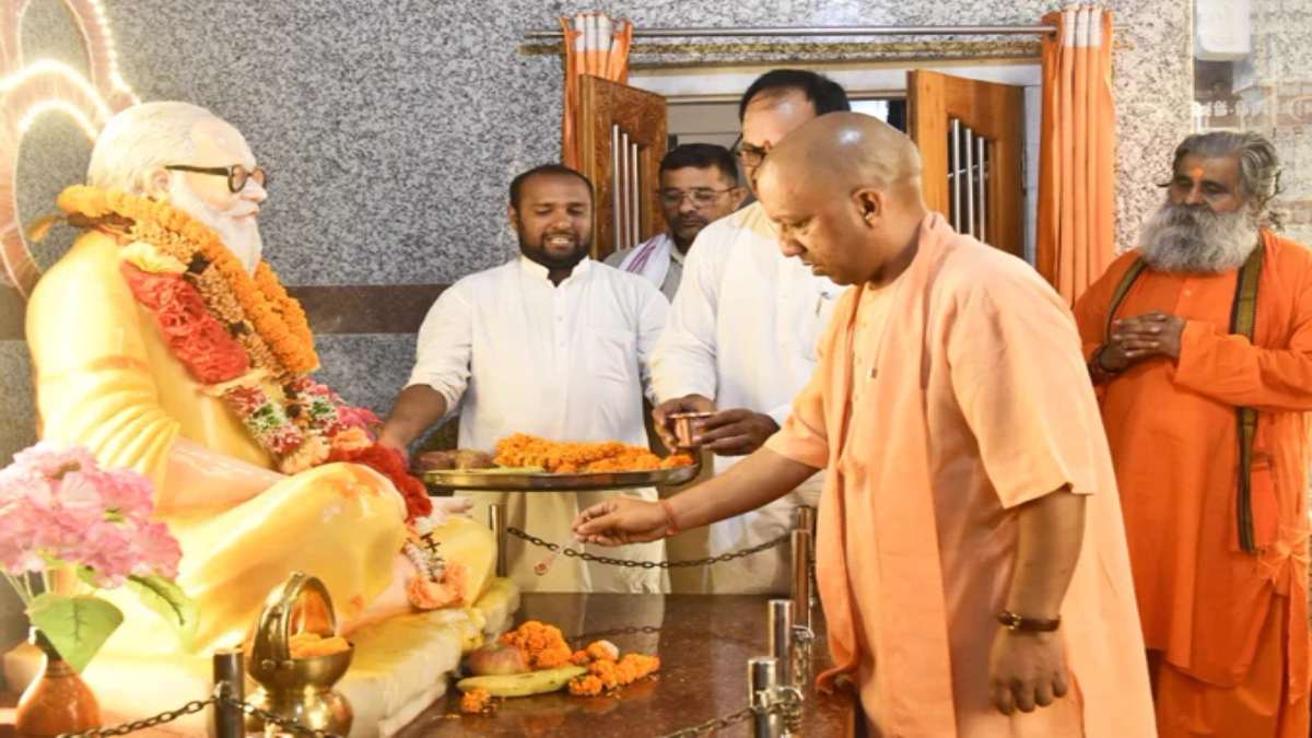बाबा गोरखनाथ मंदिर पहुंचे CM योगी, कल गोरखपुर को देंगे विकास कार्यों की सौगात