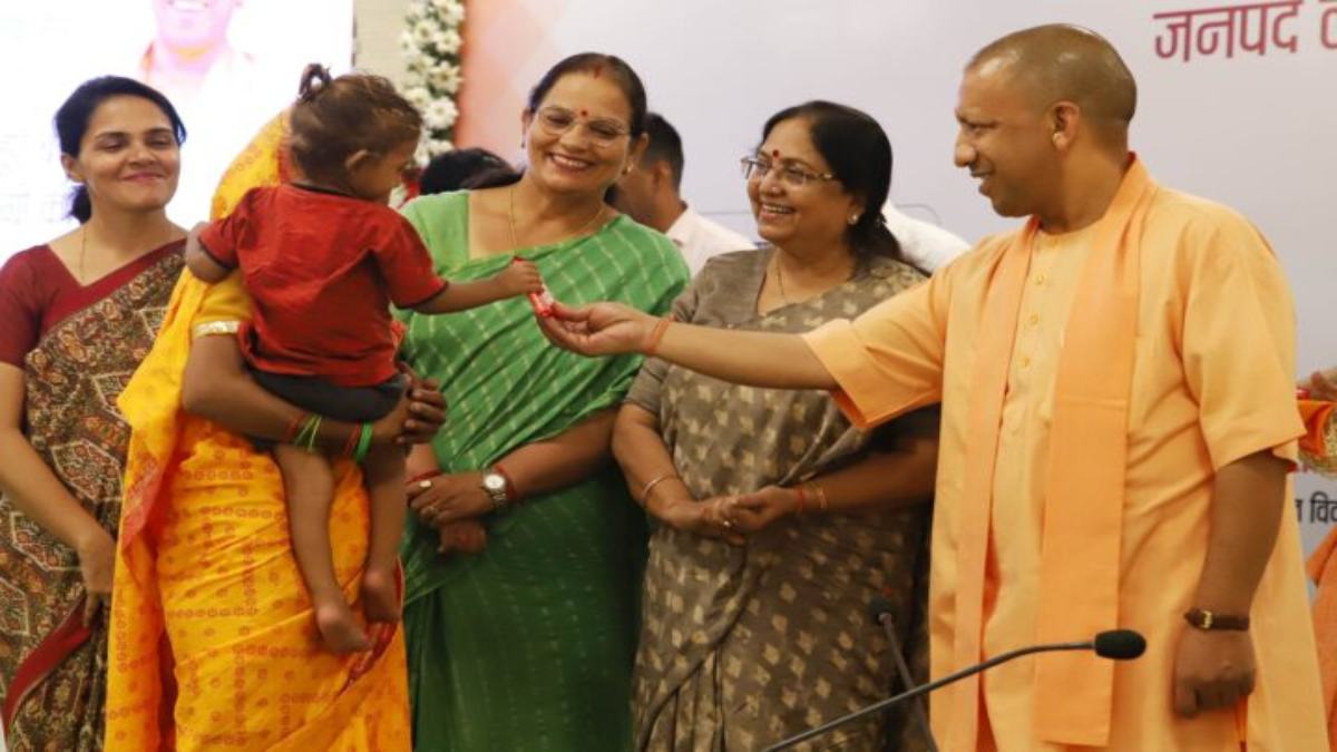 भिक्षावृत्ति बच्चों के भविष्य के लिए खतरनाक: CM योगी