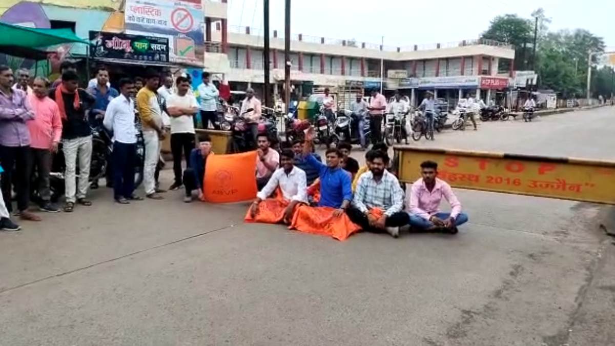 लॉ कॉलेज की मान्यता को लेकर ABVP का प्रदर्शन: NH के छावनी चौराहे पर किया चक्काजाम