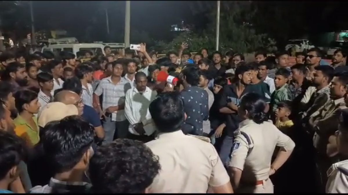हिन्दू देवी-देवता के खिलाफ आपत्तिजनक पोस्ट: देर रात संगठन कार्यकर्ताओं ने थाने का किया घेराव, आरोपी का मकान तोड़ने की मांग