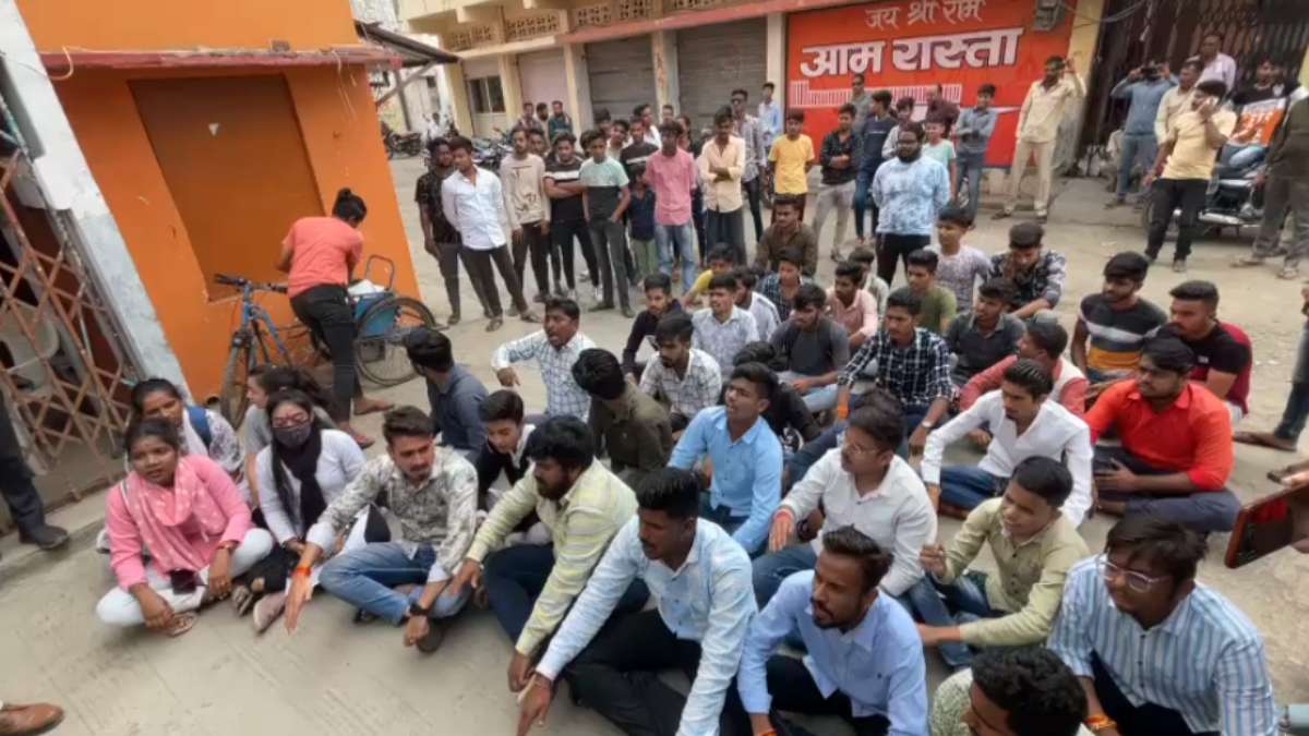 ABVP कार्यकर्ताओं ने मदर मैरी स्कूल को घेरा: स्वतंत्रता दिवस पर जय श्री राम के नारे लगाने पर टीचरों ने की थी छात्रों की पिटाई, प्रिसिंपल और एक शिक्षक पर केस दर्ज