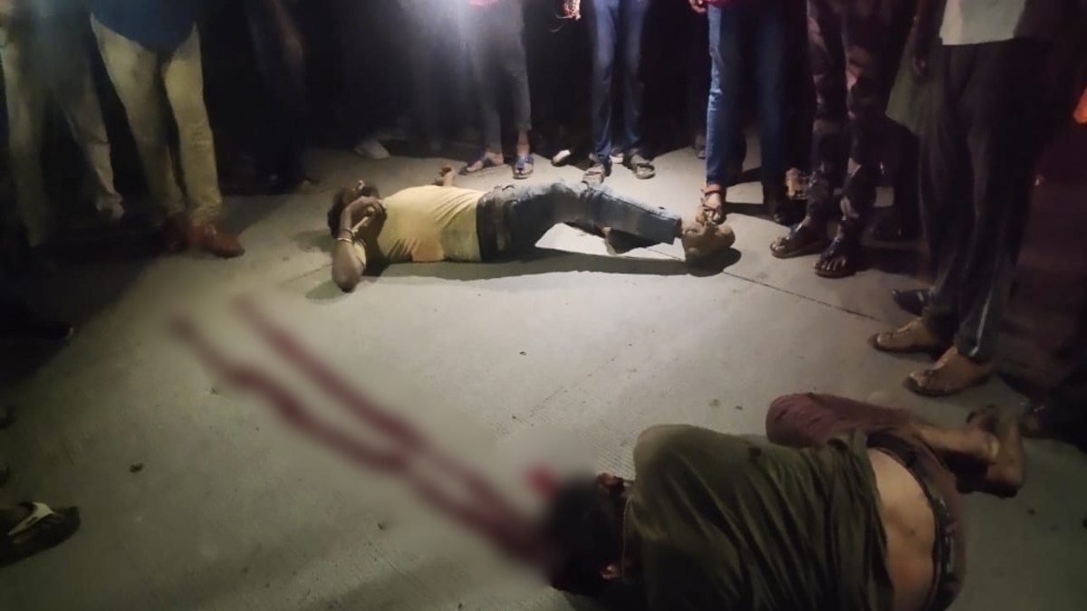 Road Accident: NH-43 पर आवारा पशुओं से टकरा कर गिरे दो बाइक सवार, गंभीर घायल