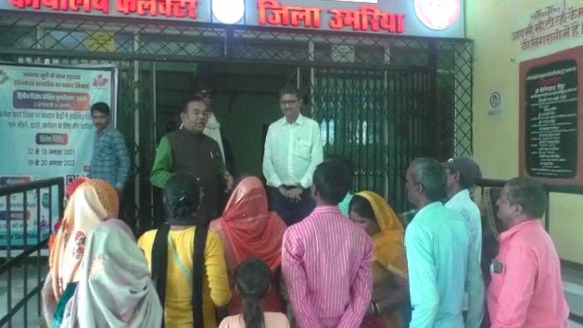 ‘जीवन भर यहीं बैठा दूंगा…’ ADM ने ग्रामीण महिलाओं से की अभद्रता, VIDEO वायरल