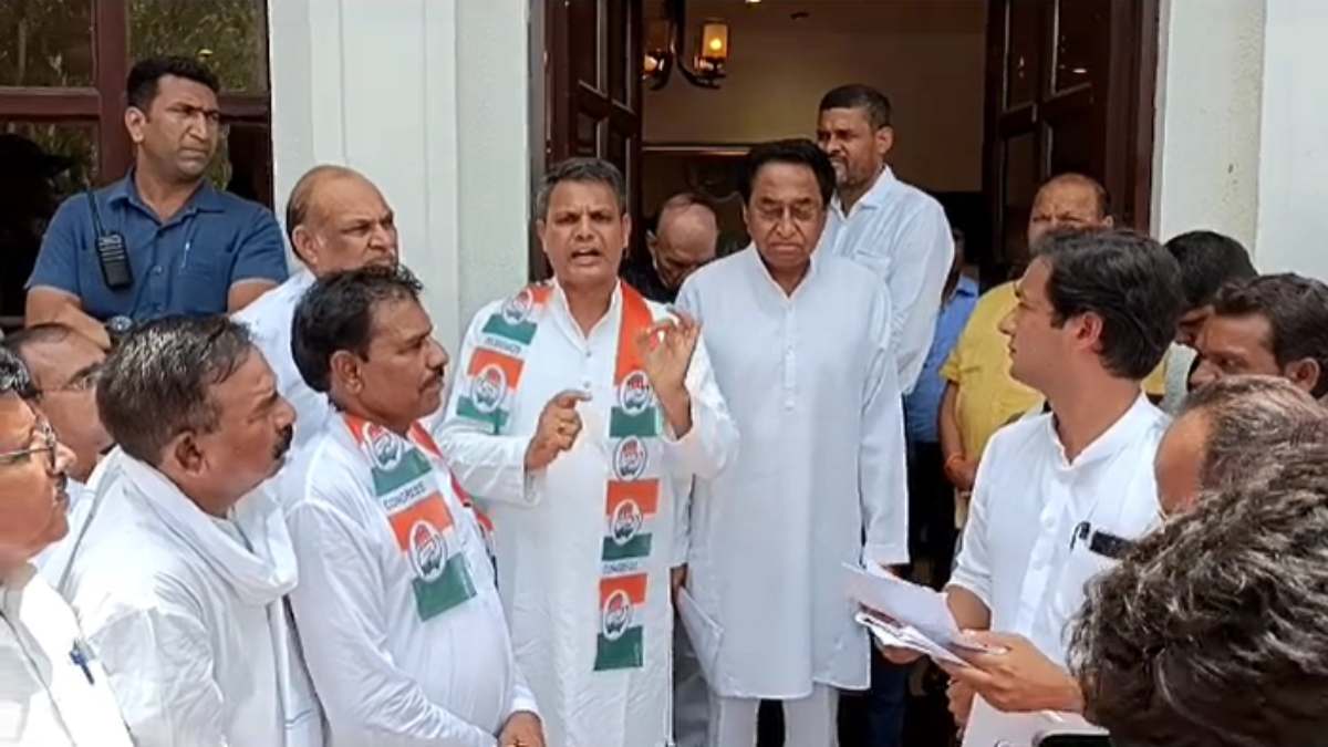एक और सिंधिया समर्थक की घर वापसी: 200 गाड़ियों के काफिले के साथ भोपाल पहुंचे रघुराज धाकड़, कमलनाथ ने दिलाई पार्टी की सदस्यता