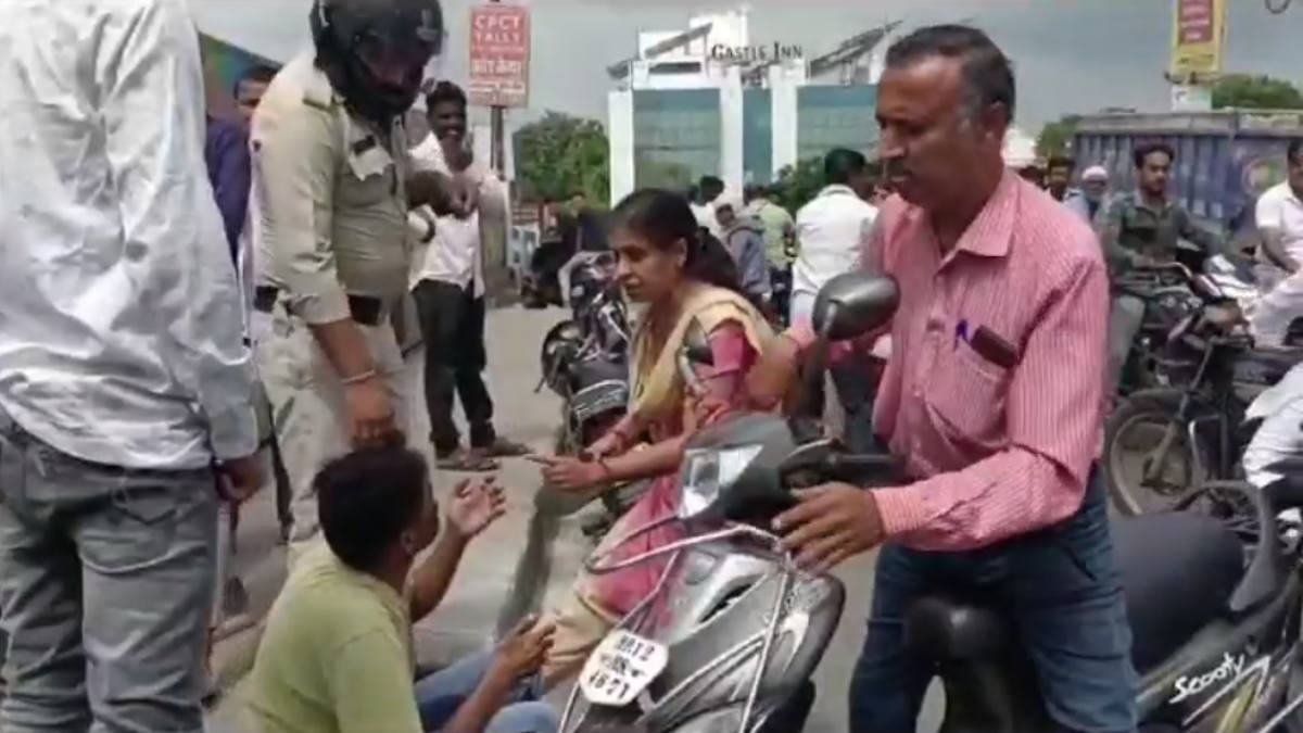 युवक की पिटाई का VIDEO: पुलिस के सामने महिला ने चप्पल से पीटा, हाथ जोड़कर माफी मांगता रहा, जानिए क्या है पूरा मामला?