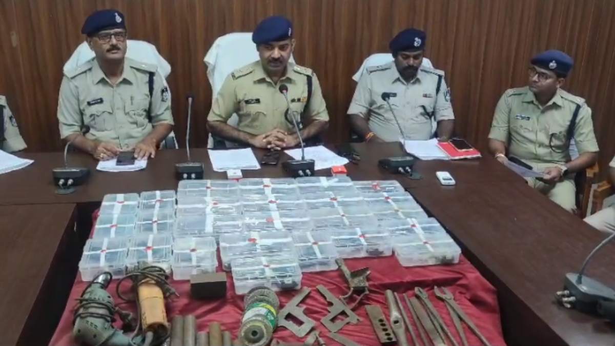 MP में हथियार तस्करों पर शिकंजा: 25 पिस्टल के साथ 2 आरोपी गिरफ्तार, सोशल मीडिया प्लेटफॉर्म पर फर्जी प्रोफाइल बनाकर तलाशते थे ग्राहक