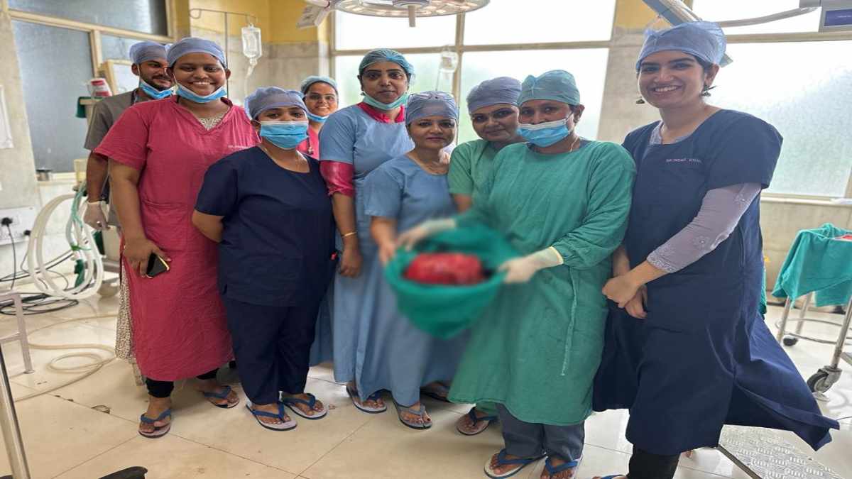 महिला के पेट से कद्दू के आकार का निकला 4 किलो का ट्यूमर: 10 साल से पेट दर्द से कराह रही पीड़िता, डॉक्टरों की टीम ने किया सफल ऑपरेशन