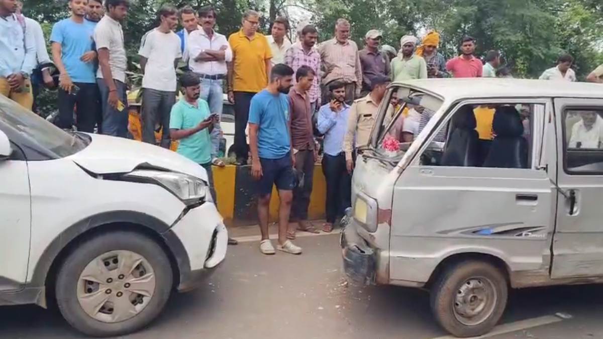 बच्चों से भरी स्कूल वैन को कार ने मारी टक्करः कई छात्र घायल, फरार ड्राइवर की तलाश में जुटी पुलिस