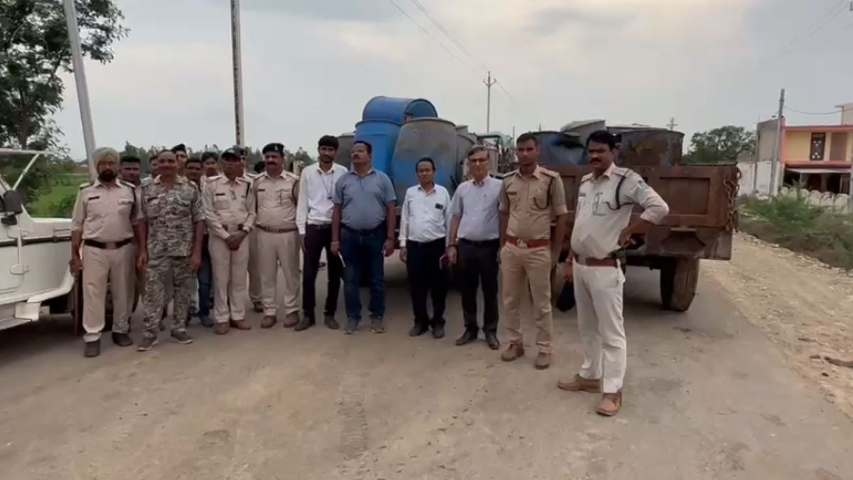 ड्राई-डे से पहले पुलिस की बड़ी कार्रवाई: बच्चों ने बताया अवैध शराब का ठिकाना, जमीन खोदकर निकाली हजारों लीटर शराब