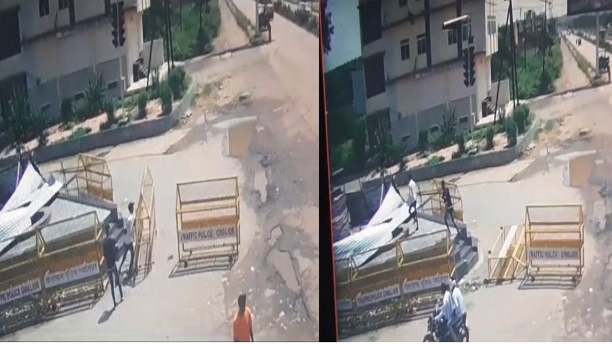 MP में सम्राट मिहिर भोज की प्रतिमा पर फिर विवाद: अज्ञात युवकों ने मूर्ति पर लगी टीन शेड-बैरिकेड, शिला पट्टिका को हटाया, VIDEO वायरल