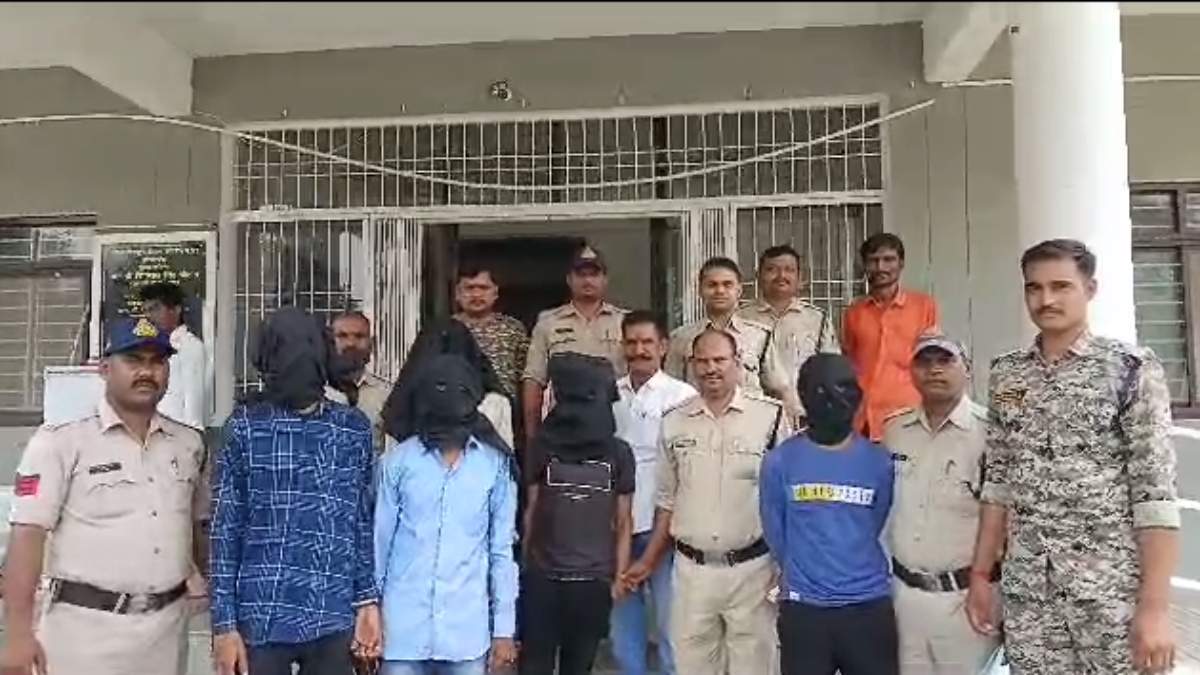 Crime News: चित्रकूट में डकैती की योजना बनाते 5 बदमाश गिरफ्तार, मुखबिर की सूचना पर पुलिस ने दबोचा