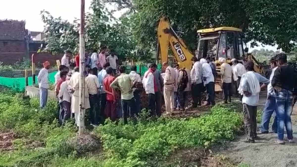 पुलिस की बड़ी लापरवाहीः शिनाख्त किए बिना शव को दफनाया, फोटो वायरल होने के बाद परिजनों ने की पहचान, क्रब से निकाल कर कराया पीएम
