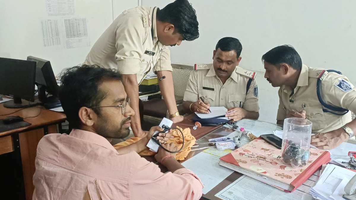 MP में धरती के ‘भगवान’ की पिटाई: इलाज कराने आए बाप-बेटे ने डॉक्टर से जमकर की मारपीट, केस दर्ज