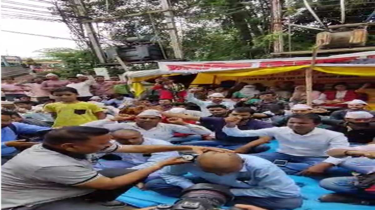 चयनित शिक्षकों ने कराया मुंडनः डीपीआई के बाहर की नारेबाजी, TET पास करने के बाद भी नहीं मिली नियुक्ति