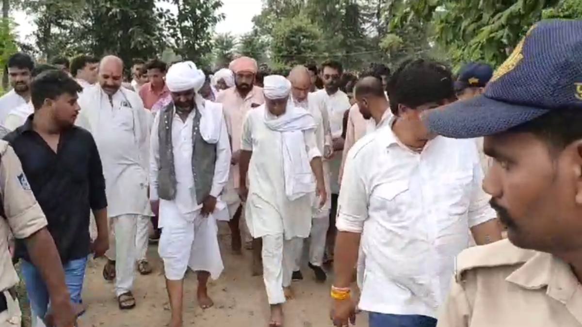 66 के बाद SC आरक्षित सीटों का दौरा: दिग्विजय ने बैरसिया में 11 KM नंगे पैर की परिक्रमा, दूसरी निर्णायक जातियों पर भी फोकस, OBC-सवर्ण जातियों के देव स्थलों पर जाएंगे