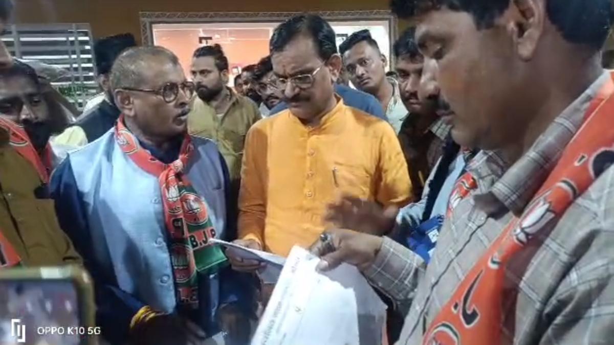 पैराशूट कैंडिडेट का विरोध! 250 कार्यकर्ताओं ने वीडी शर्मा से की मुलाकात, स्थानीय नेता को टिकट देने की मांग