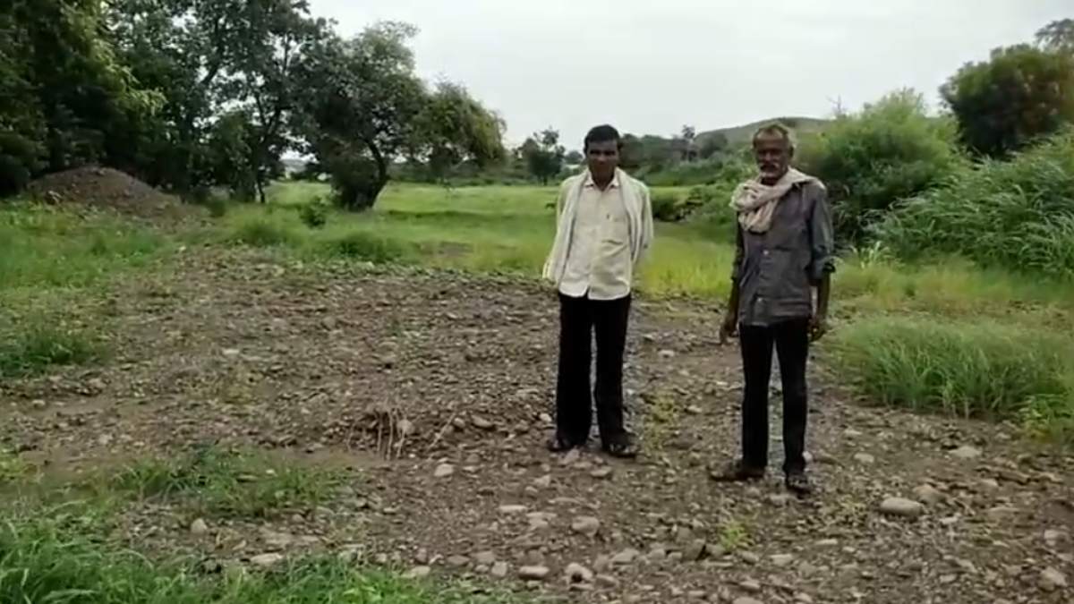 कारम डैम लीकेज पीड़ितों को सालभर बाद भी नहीं मिला मुआवजा: खेतों में पत्थर और चट्‌टानें आज भी मौजूद, किसान परेशान