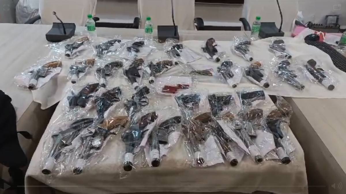 MP Crime: 30 बंदूकों के साथ तस्कर चढ़ा पुलिस के हत्थे, डीलर की तलाश जारी