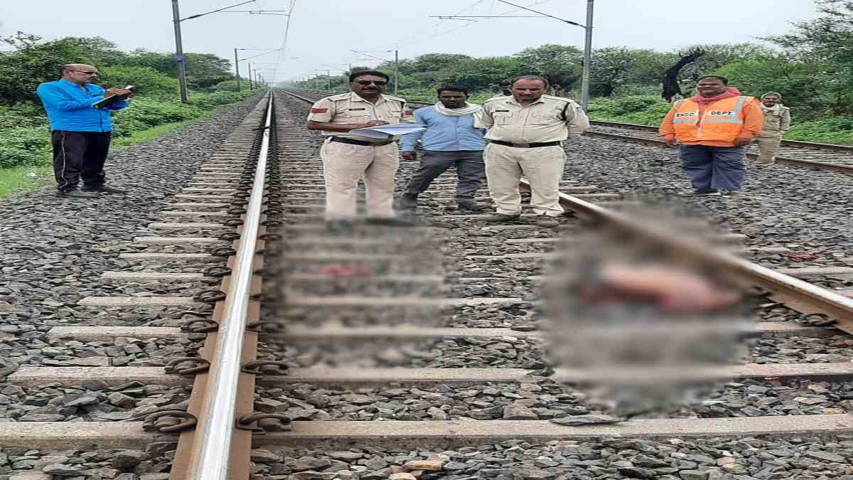 युवक ने कुल्हाड़ी से युवती पर किया हमला, फिर ट्रेन से कटकर दी जान, प्रेम-प्रसंग का बताया जा रहा मामला
