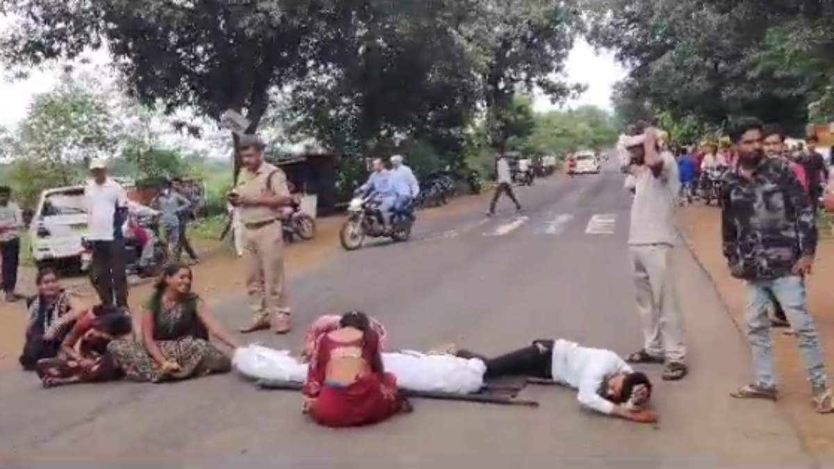 6 लोगों ने बांधकर पीटा, इलाज के दौरान युवक की मौत: गुस्साए परिजनों ने सड़क पर शव रखकर किया प्रदर्शन, SDOP ने आश्वासन देकर खुलवाया जाम