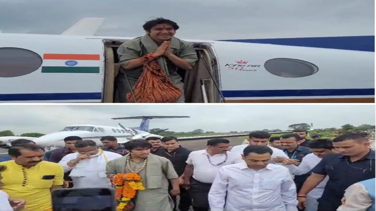 चार्टर्ड प्लेन से छिंदवाड़ा पहुंचे पंडित धीरेंद्र शास्त्रीः हवाई पट्टी पर नकुल नाथ के साथ भक्तों ने किया स्वागत, आज से तीन दिनों तक चलेगी कथा