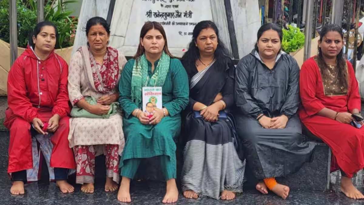 बीजेपी नेताओं पर अश्लील नारेबाजी करने का आरोप: बाबा साहेब की प्रतिमा के सामने धरने पर बैठीं कांग्रेस नेत्री नूरी खान, अज्ञात युवकों पर केस दर्ज
