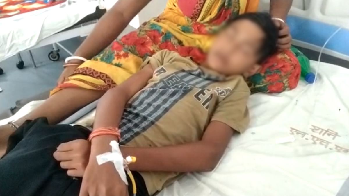 कलयुगी शिक्षक की करतूत: छात्र को बेरहमी से पीटा, खून से लथपथ क्लास में तड़पता रहा, परिजनों ने अस्पताल में कराया भर्ती