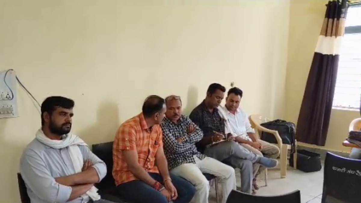 MP में लोकायुक्त की बड़ी कार्रवाई: पटवारी और कम्प्यूटर ऑपरेटर को रिश्वत लेते पकड़ा, 3 BPL कार्ड बनवाने के लिए मांगे थे 24 हजार रुपए