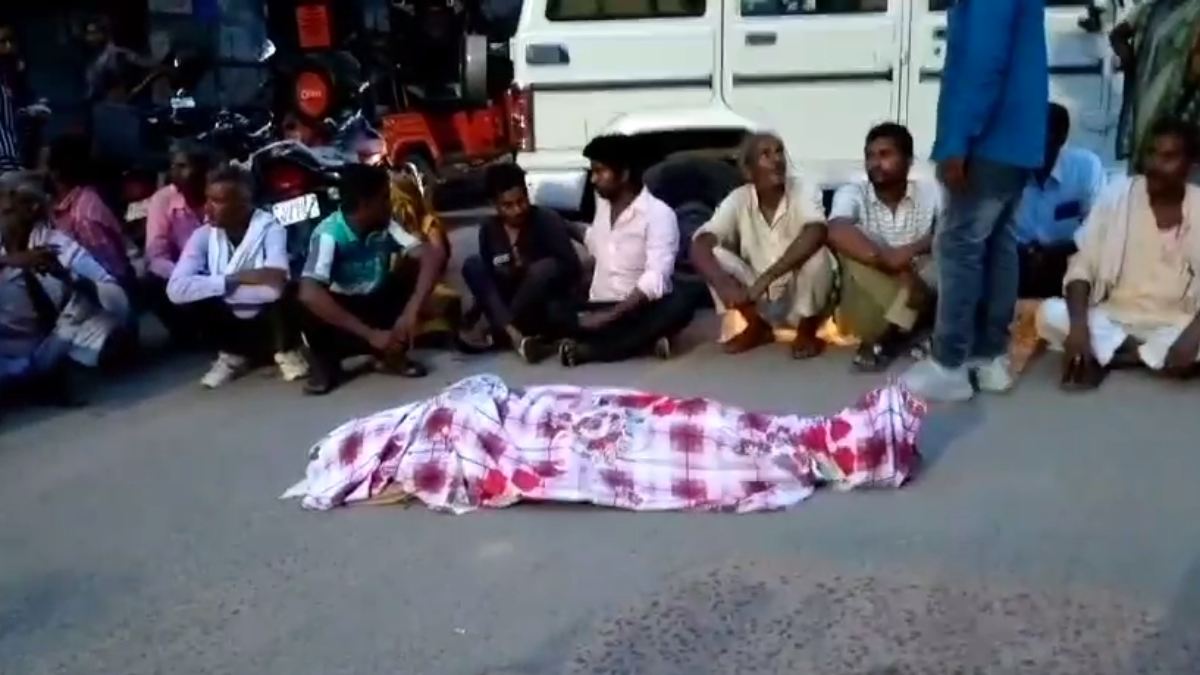 Crime News: पानी भरने के विवाद में महिला की हत्या, परिजनों ने सड़क पर शव रखकर किया विरोध प्रदर्शन