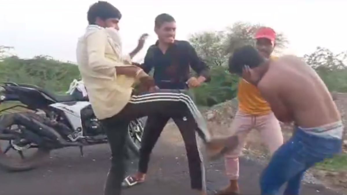 MP: सोशल मीडिया पर बहन की फोटो डालने पर भाइयों ने युवक को बेरहमी से पीटा, VIDEO वायरल