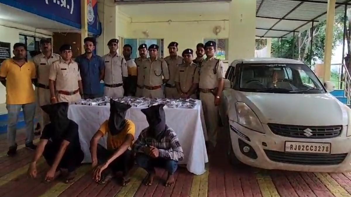 MP में 3 अंतरराज्यीय हथियार तस्कर गिरफ्तार: 15 पिस्टल, 25 देशी कट्टा और कार जब्त, जांच में जुटी पुलिस