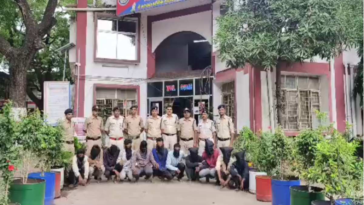 बड़वानी में चोर गिरोह के 10 सदस्य चढ़े पुलिस के हत्थे: किसानों के मोटर पंप को बनाते थे निशाना, 35 पंप जब्त
