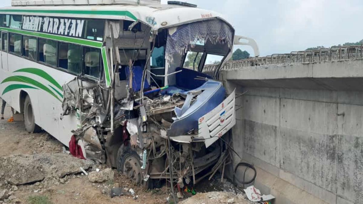MP Accident: ट्रक और बस में हुई जोरदार भिड़ंत, 8 यात्री हुए घायल