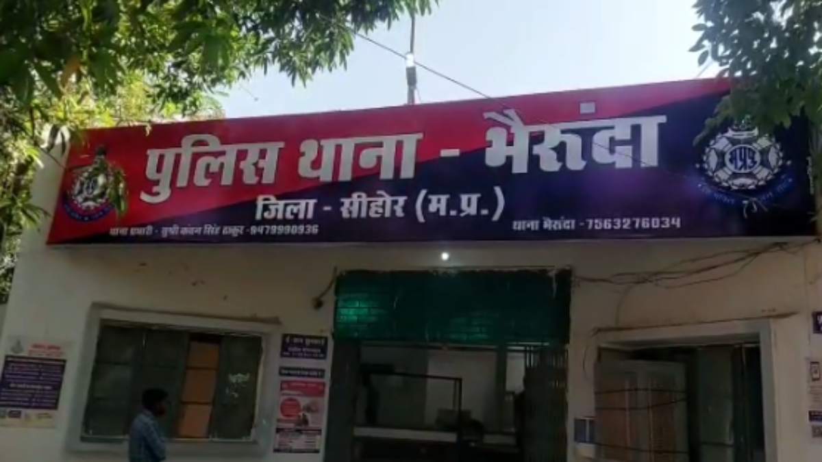 सरपंच की दबंगई: आधार कार्ड के फॉर्म पर साइन करवाने गई आदिवासी युवती को पीटा, FIR दर्ज