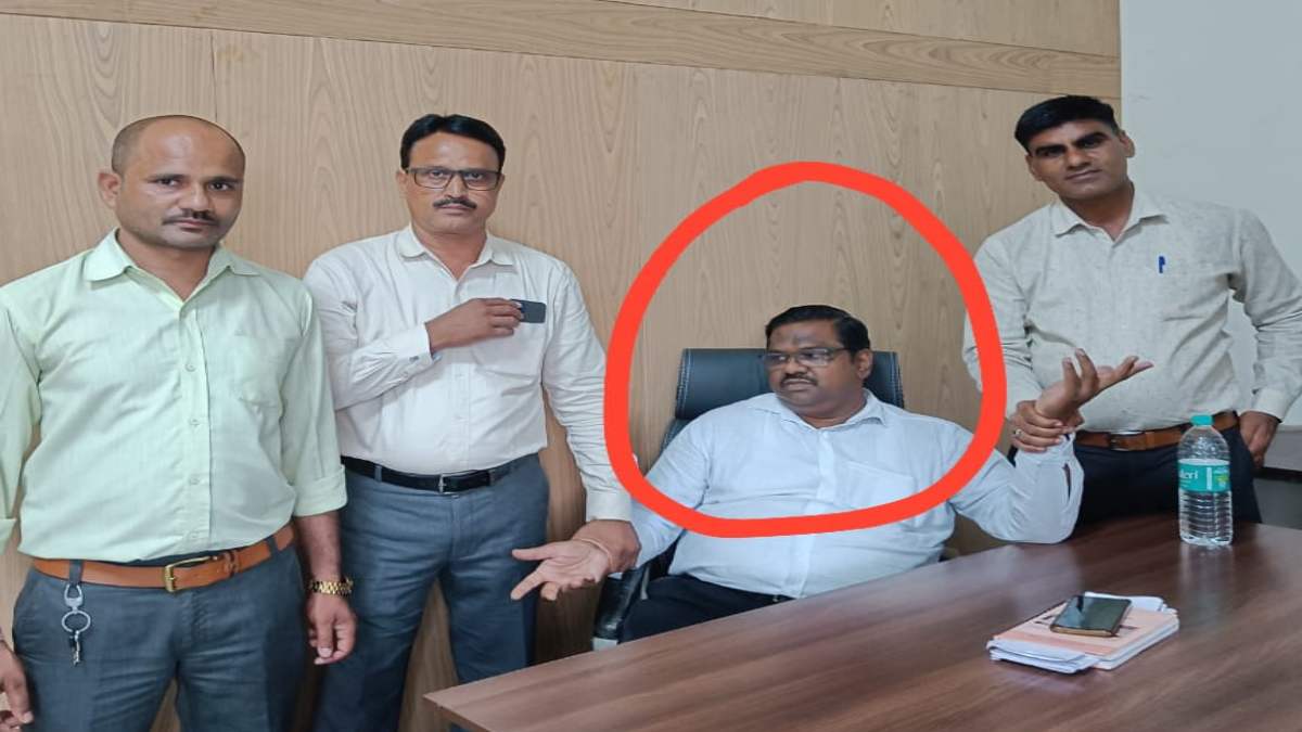 रेलवे का कमर्शियल मैनेजर रिश्वत लेते पकड़ाया: कैंटीन संचालक पर हर महीने 6 हजार देने बना रहा था दबाव, रंगे हाथों गिरफ्तार