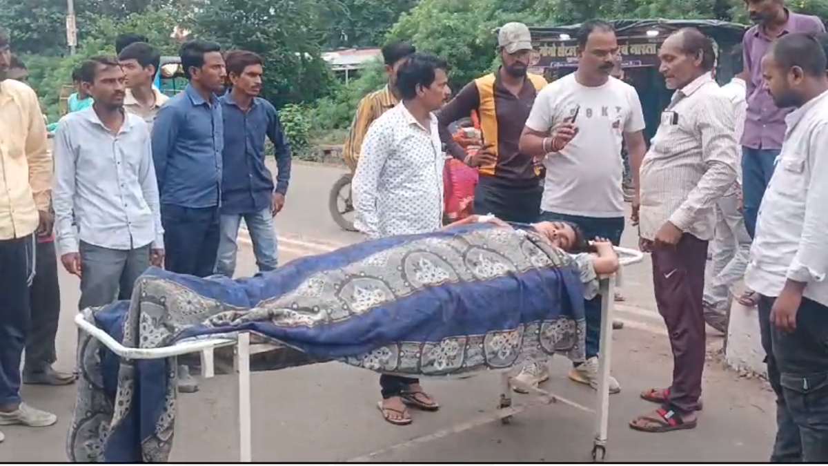 जिला अस्पताल में बड़ी लापरवाही: उल्टी की गोली देने बदले लगाया बेहोशी का इंजेक्शन, परिजनों ने मरीज को स्ट्रेचर पर लिटाकर सड़क पर लगाया जाम