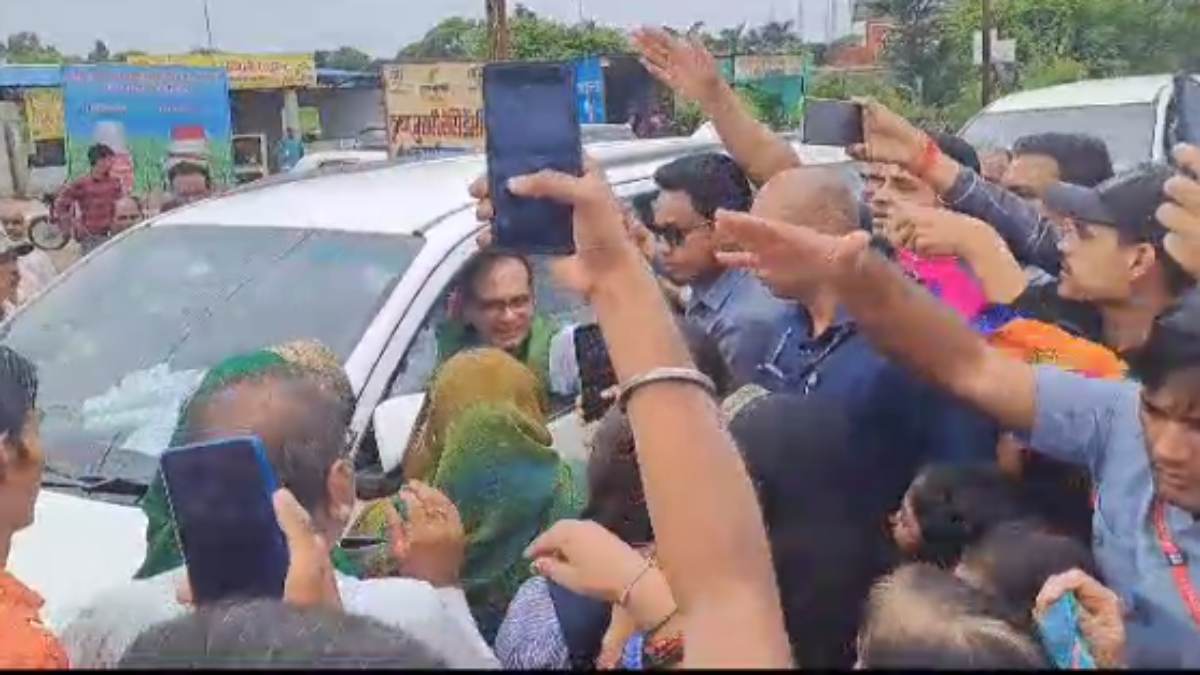 महिलाओं ने रोका CM का काफिला, VIDEO: कॉलोनी से शराब दुकान हटाने की मांग की, कहा- शराबियों के जमघट से मंदिर जाने में होती है परेशानी