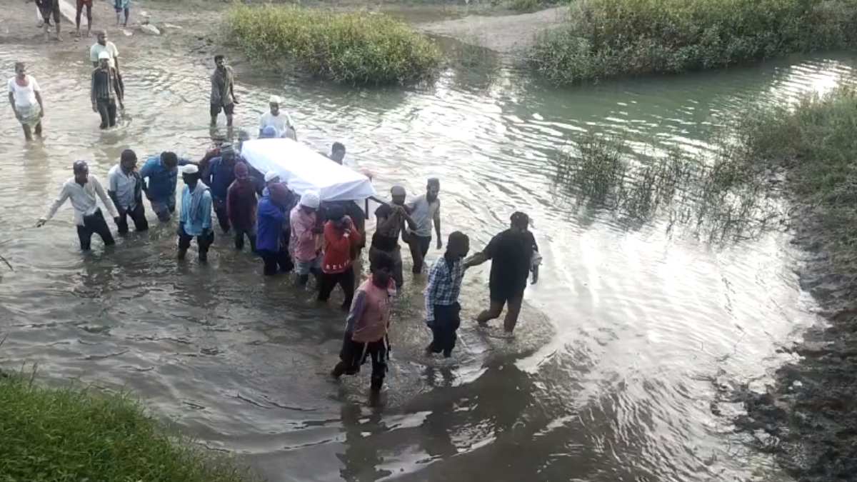 विदिशा में कब्रिस्तान जाने के लिए कोई रास्ता नहीं: घुटनों तक पानी से निकलकर अंतिम संस्कार को पहुंचते हैं लोग, लंबे समय से पुल बनाने की मांग