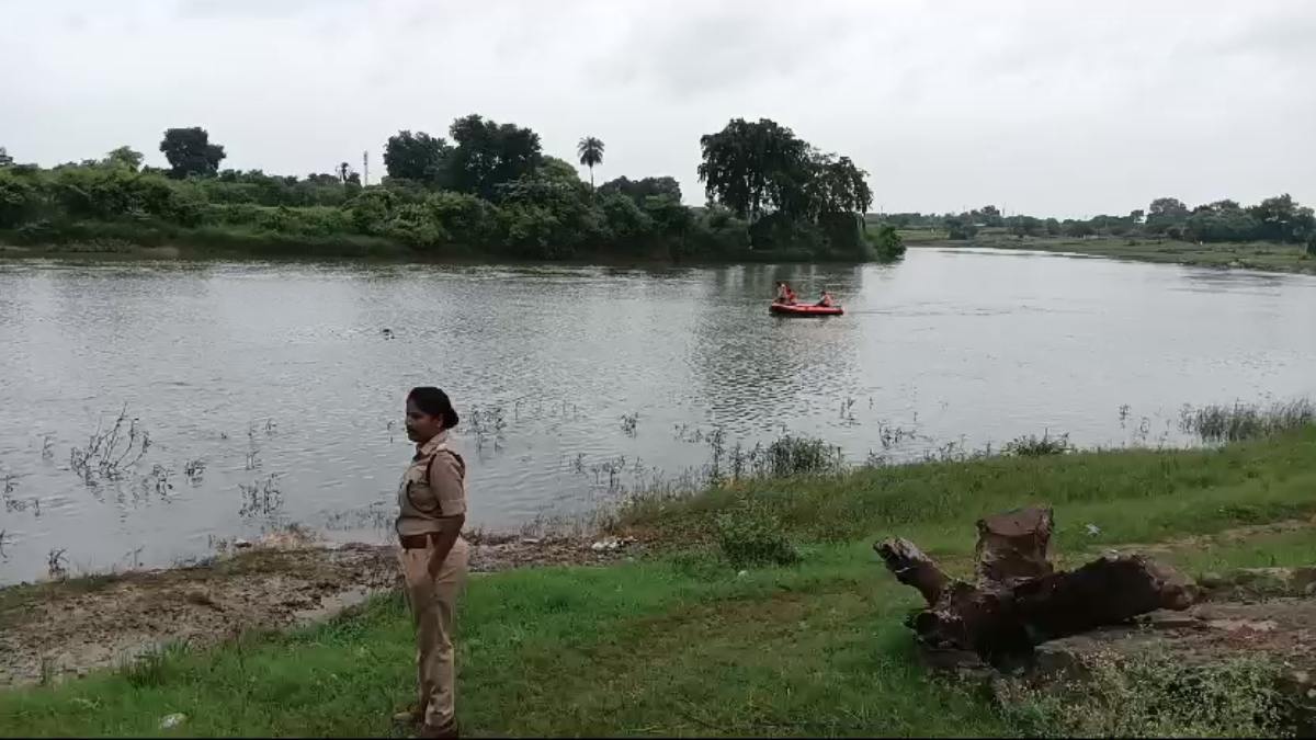 युवक-युवती ने पुल से लगाई छलांग: प्रेम-प्रसंग की आशंका, दोनों की तलाश जारी