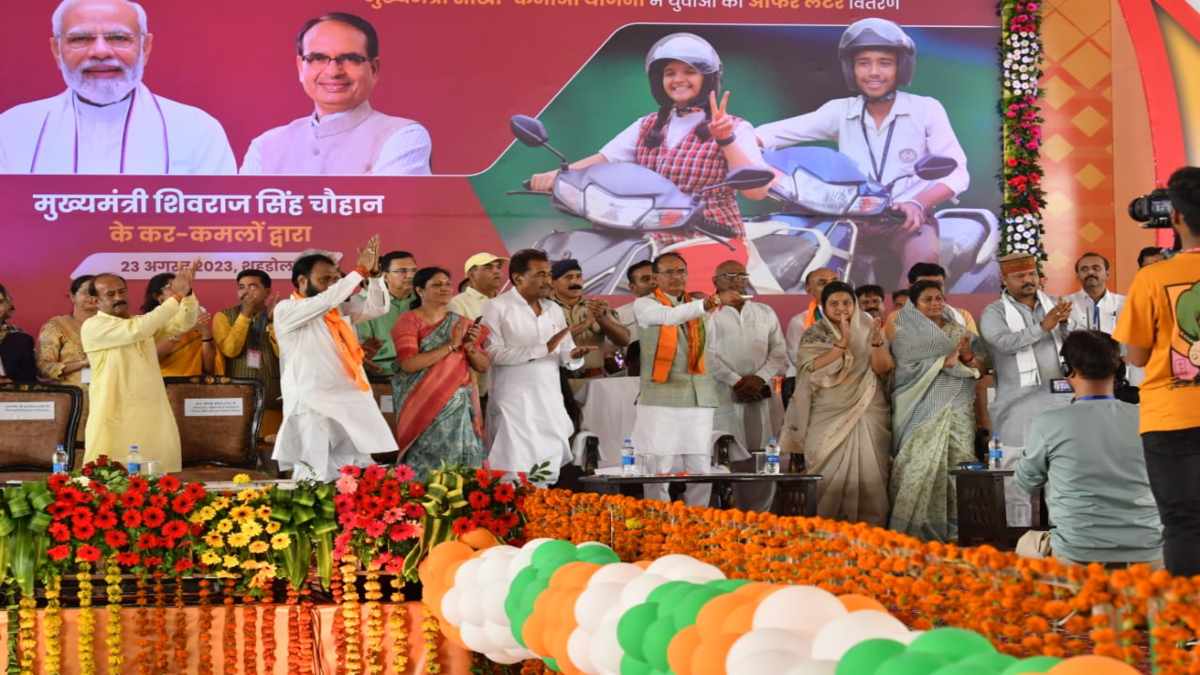 CM शिवराज ने टॉपर्स को दी स्कूटी की चाबी: शहडोल को नगर निगम बनाने का ऐलान, एयरपोर्ट की भी मिलेगी सौगात