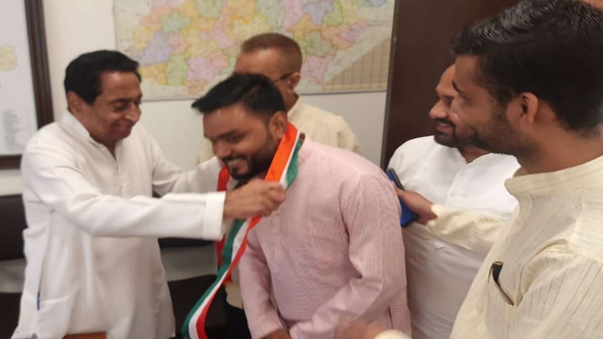 कांग्रेस में शामिल हुए संघ प्रचारक: पीसीसी चीफ कमलनाथ ने सत्यस्वर हरदेनिया को दिलाई पार्टी की सदस्यता