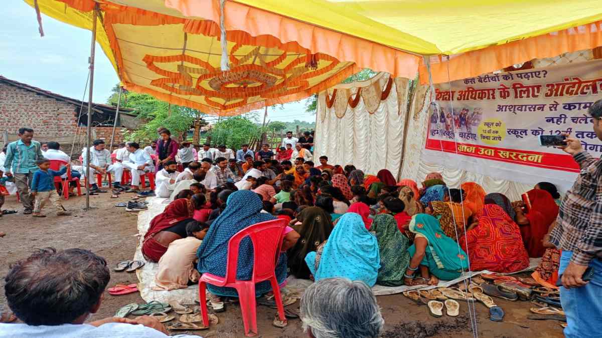 MP के इस गांव में स्कूल खोलने की मांग: 5 किमी दूर से पढ़कर लौट रही छात्रा से बदमाशों ने की थी छेड़छाड़, 4 दिनों से ग्रामीण और बच्चे धरने पर बैठे