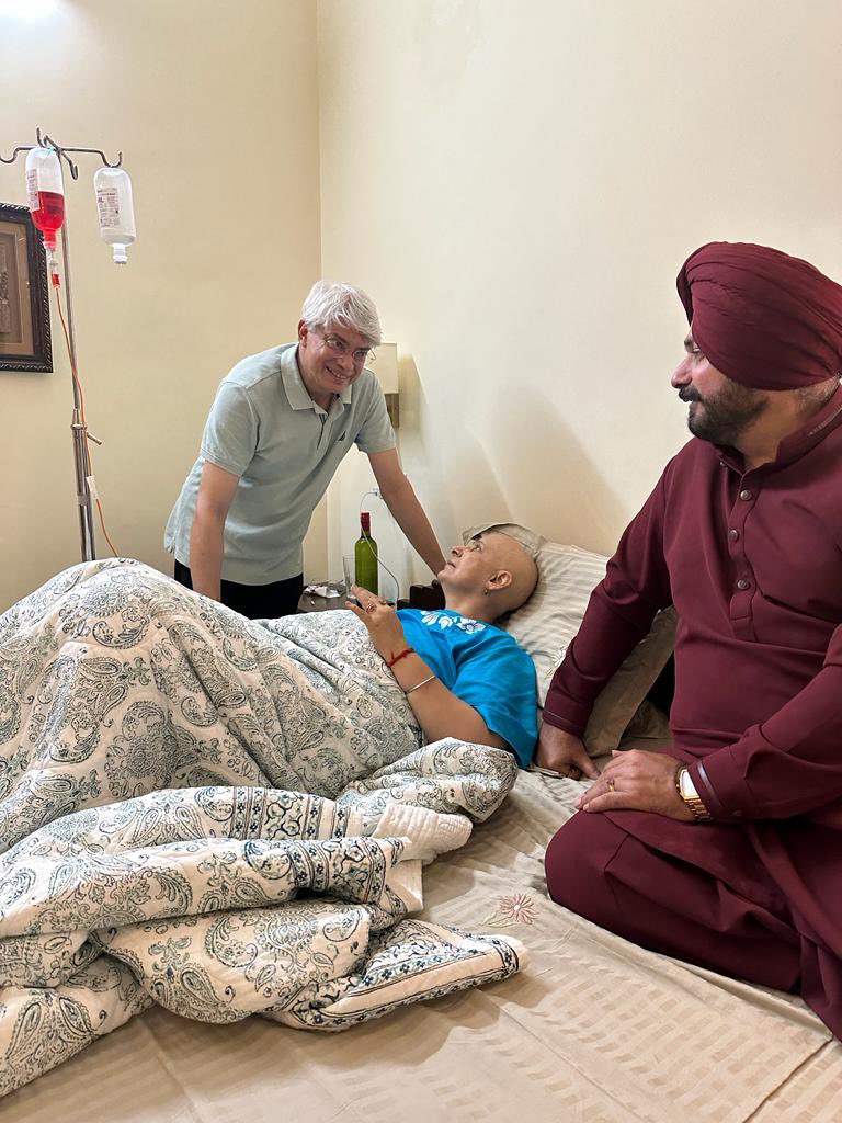 Navjot Sidhu राजनीति से दूर बीमार पत्नी डॉ. नवजोत कौर सिद्धू की सेवा  में जुटे, सिद्धू ने ट्वीट किया- ‘घाव तो भर गए हैं लेकिन मानसिक घाव अभी नहीं’