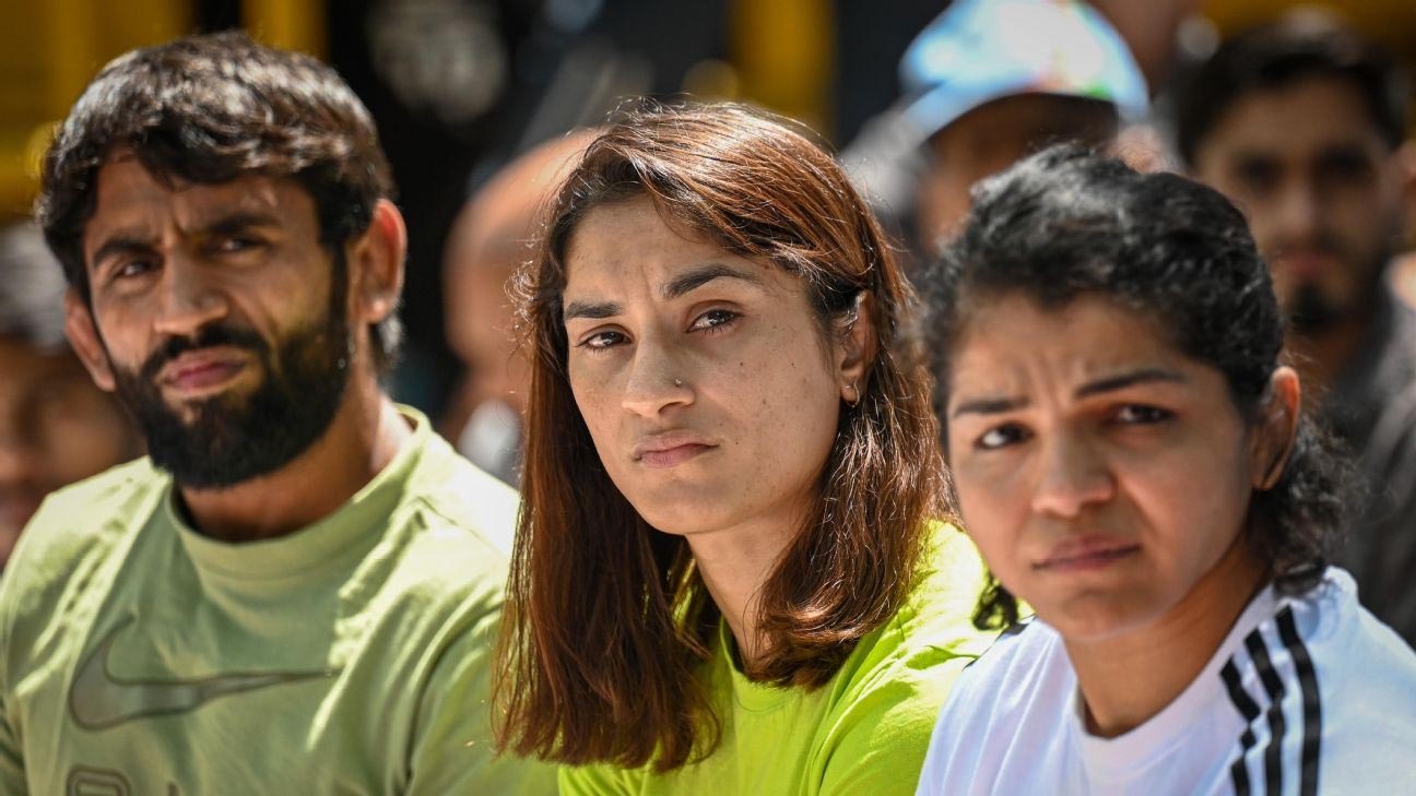 पहलवान विनेश फोगाट, बजरंग पुनिया और साक्षी मलिक को दिल्ली में पुलिस ने नहीं दी प्रेस कॉन्फ्रेंस की इजाजत